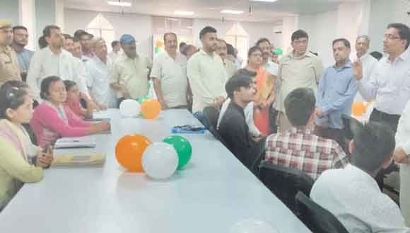 मंडलायुक्त ने किया ई-लाइब्रेरी का उद्घाटन