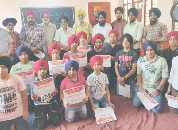 युवा सिख बच्चों को सिखाया पगड़ी बांधना