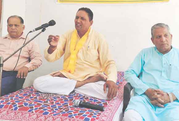 रेलवे पेंशनर्स समाज की बैठक में बताया योग का महत्व