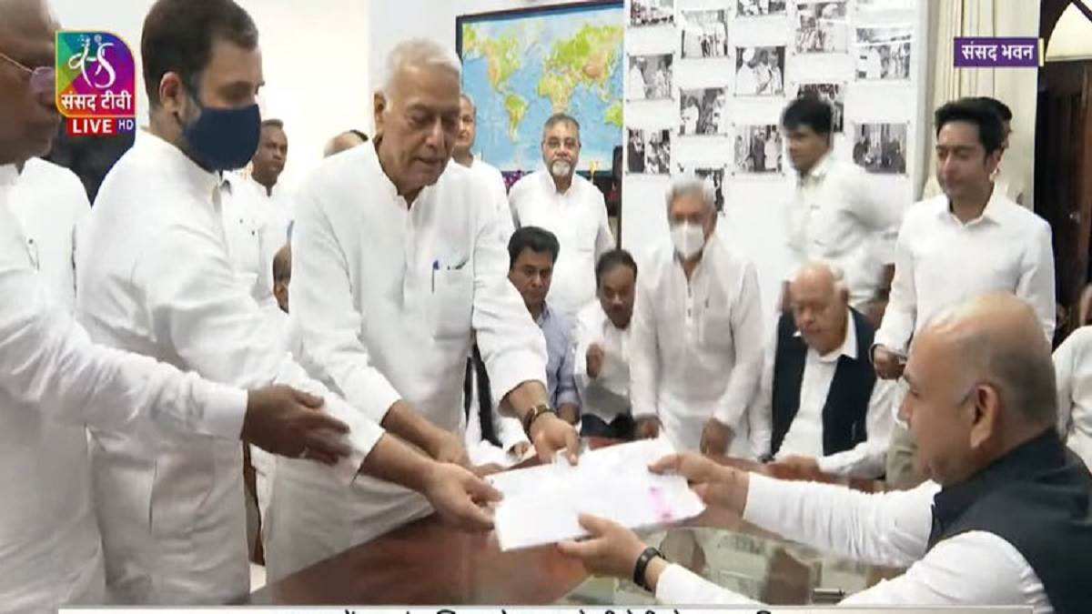 यशवंत सिन्हा ने राष्ट्रपति चुनाव के लिए नामांकन दाखिल किया, राहुल गांधी और शरद पवार समेत कई नेता दिखे साथ
