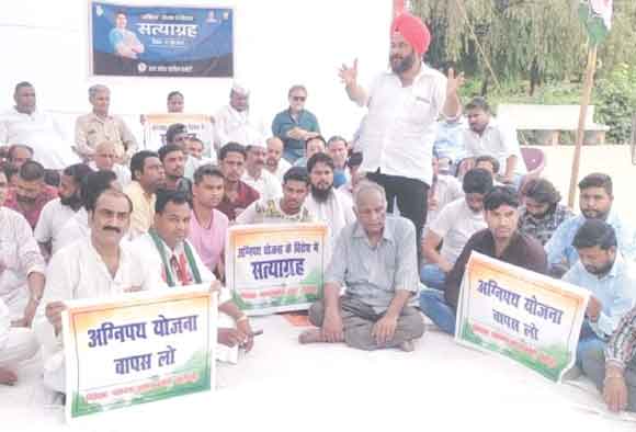 अग्निपथ योजना के खिलाफ कांग्रेसजनों ने किया शांतिपूर्ण सत्याग्रह