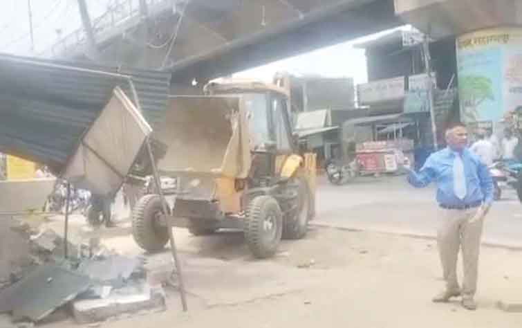 दो दर्जन स्थानों का स्थायी अतिक्रमण किया गया ध्वस्त