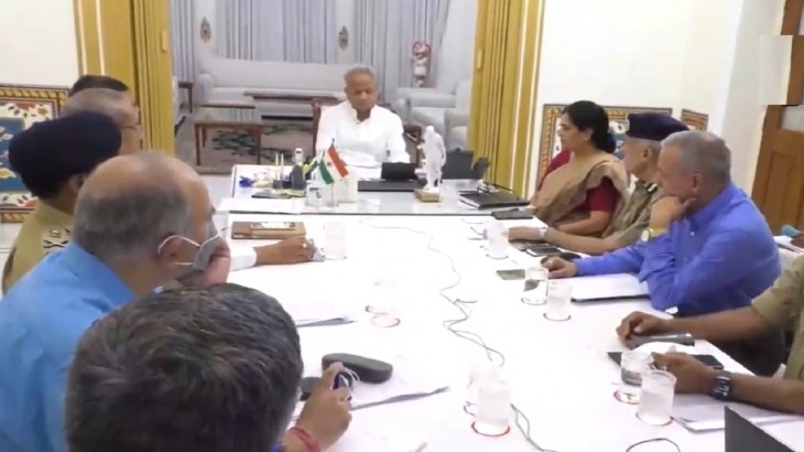 CM अशोक गहलोत ने अधिकारियों के साथ की बैठक, कानून-व्यवस्था पर चर्चा