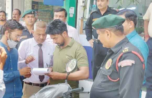 चिलचिलाती धूप में नगरायुक्त ने किया व्यापारियों से सम्पर्क