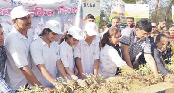 सहारनपुर को हरा-भरा करने के लिए बढ़े हजारों हाथ