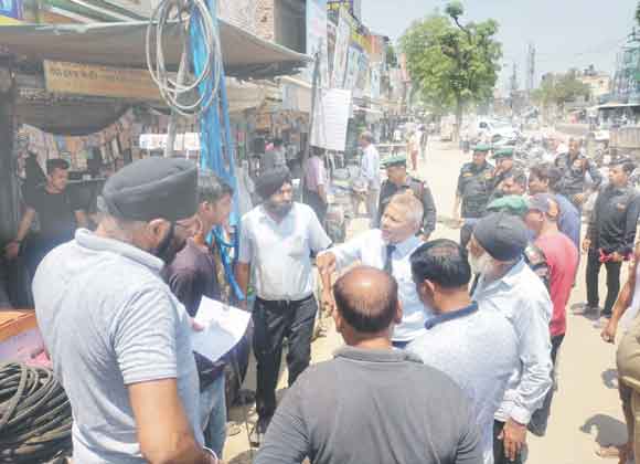 निगम ने मण्डी समिति रोड़ पर भी कब्जा मुक्त कराई करोड़ों की जमीन