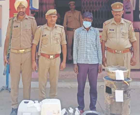 अवैध शराब के साथ पकड़ा एक आरोपी