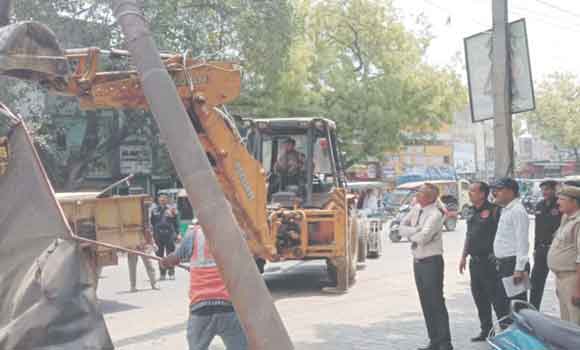 देहरादून रोड़ पर ढाबों-खोखों का हटाया अतिक्रमण, जुर्माना भी किया