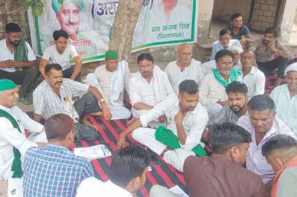 विद्युत आपूर्ति की मांग को लेकिर किसानों ने एसडीओ व जेई को बनाया बंधक, सौंपा ज्ञापन