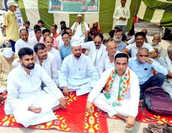 अग्निपथ योजना के विरोध में कांग्रेसियों ने किया धरना प्रदर्शन