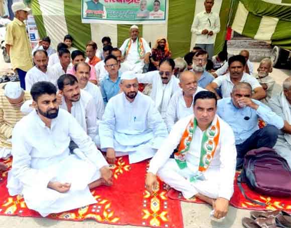 अग्निपथ योजना के विरोध में कांग्रेसियों ने किया धरना प्रदर्शन