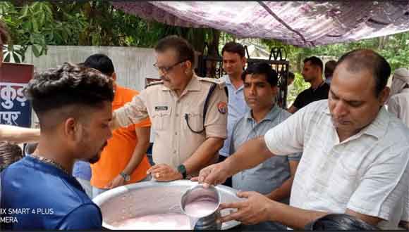 भंयकर गर्मी के बीच पुलिस राहगीरो को पिलाया ठंडा मीठा पानी