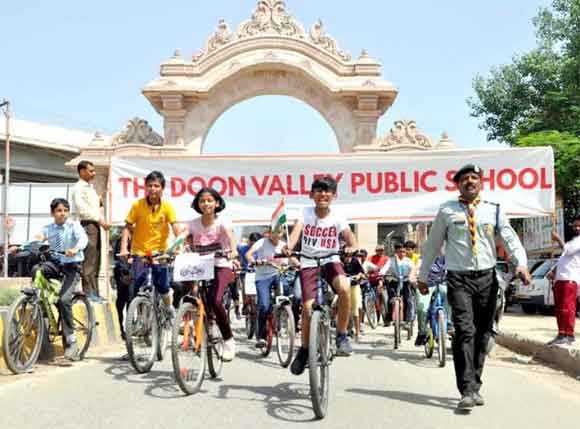 द दून वैली पब्लिक स्कूल में आजादी का अमृत महोत्सव के अंर्तगत साइकिल रैली का आयोजन किया