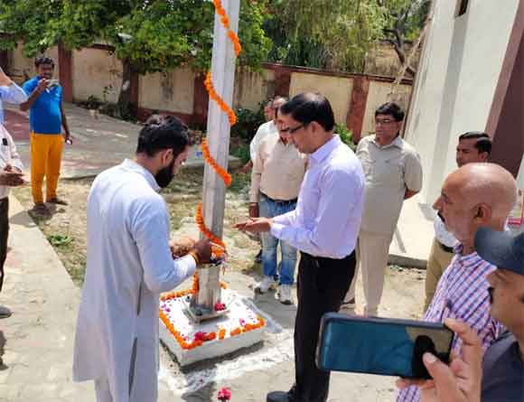 मण्डलायुक्त द्वारा सोलर हाई मास्ट लाईट का किया गया शुभारम्भ