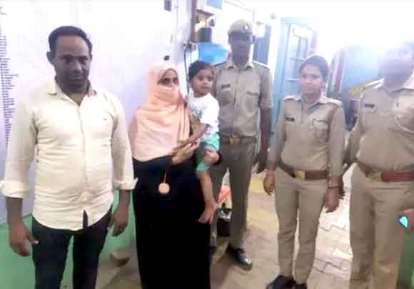 देवबंद पुलिस ने की मानवता की मिशाल पेश, ढाई वर्षीय मासूम को माॅ से मिलाया