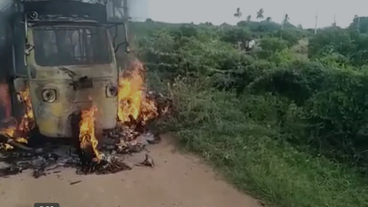आंध्र प्रदेश: हाईटेंशन बिजली के तारों की चपेट में आया ऑटो, आठ लोग जिंदा जले