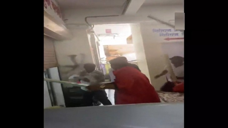महाराष्ट्र की राजनीति में उफान, शिंदे समर्थक MLA के दफ्तर पर शिवसैनिकों ने की तोड़फोड़