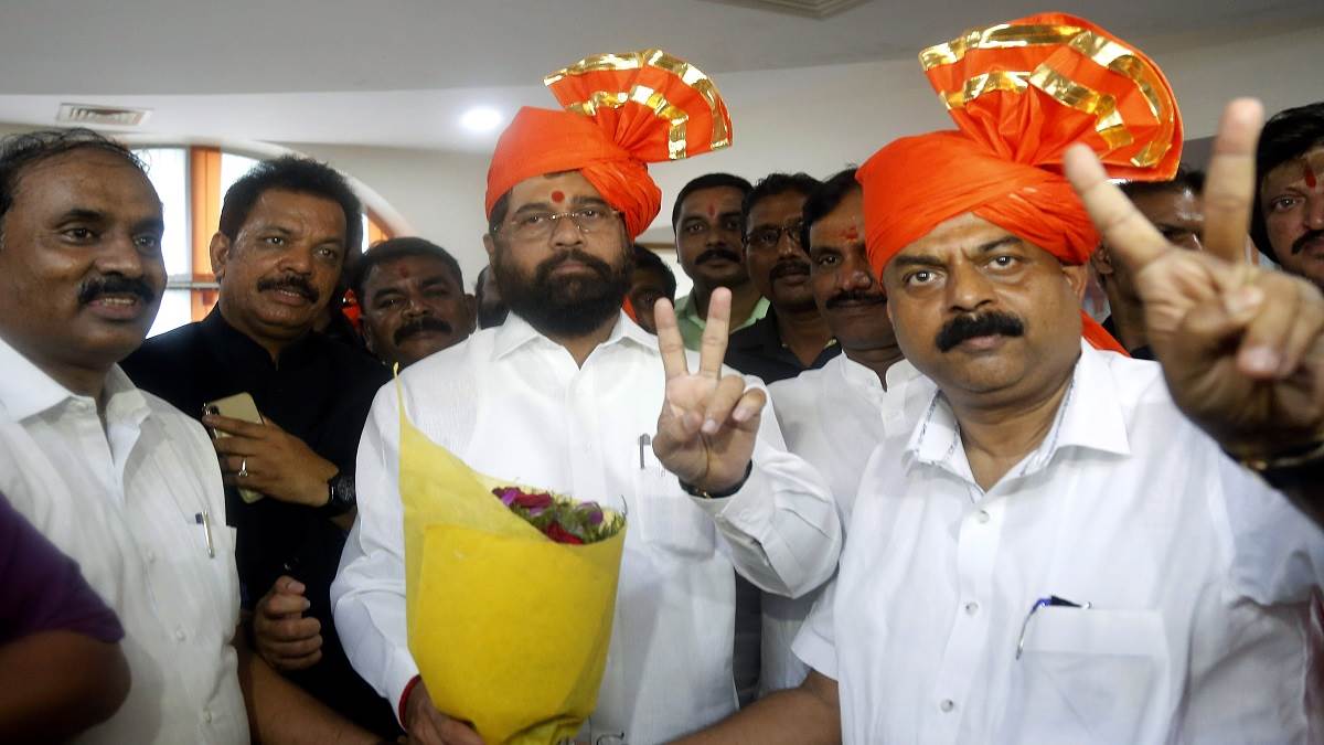 महाराष्ट्र के सीएम एकनाथ शिंदे का ठाणे में हुआ जबरदस्त स्वागत, पत्नी लता शिंदे ने ढोल बजाकर किया खुशी का इजहार