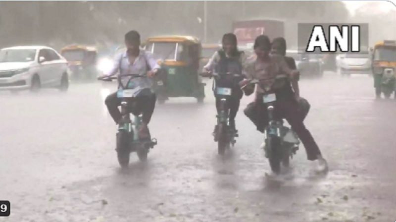 दिल्ली-एनसीआर के कई इलाकों में झमाझम बारिश, उमस भरी गर्मी से परेशान लोगों को मिली राहत