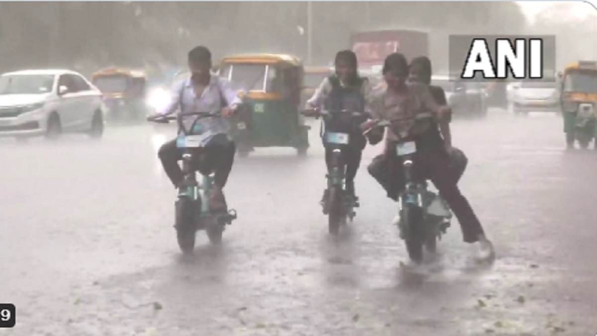 दिल्ली-एनसीआर के कई इलाकों में झमाझम बारिश, उमस भरी गर्मी से परेशान लोगों को मिली राहत