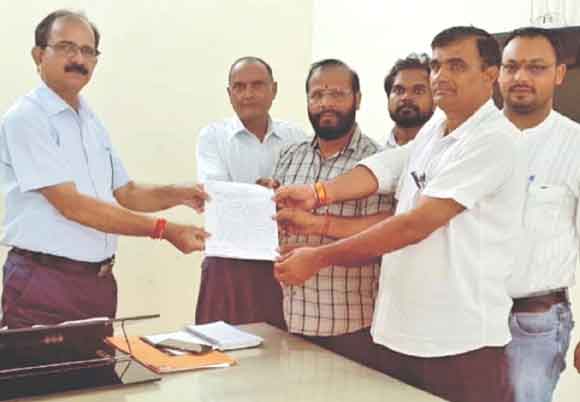 वेतन दिलाने की मांग को लेकर डीआईओएस को सौंपा ज्ञापन