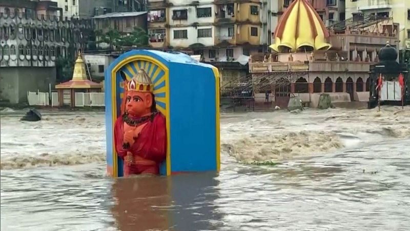 महाराष्ट्र-गुजरात में भारी बारिश का कहर, 140 से ज्यादा लोगों की मौत; जानें कर्नाटक-मध्‍यप्रदेश और अन्य राज्यों के हालात