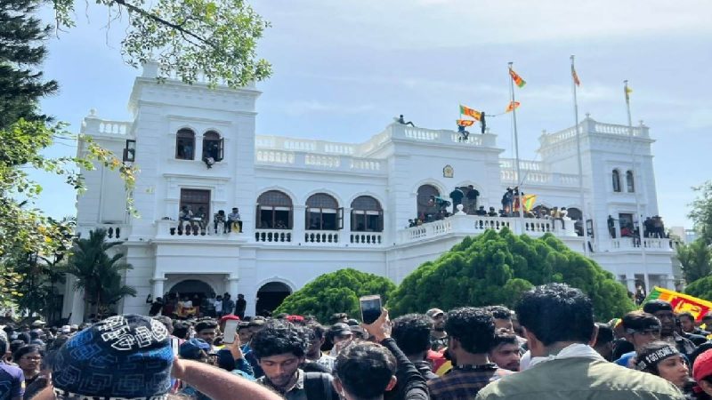LIVE: श्रीलंका में प्रदर्शनकारियों का पीएम आवास पर कब्जा, जारी बवाल के बीच अमेरिका ने रद की कांसुलर सेवाएं
