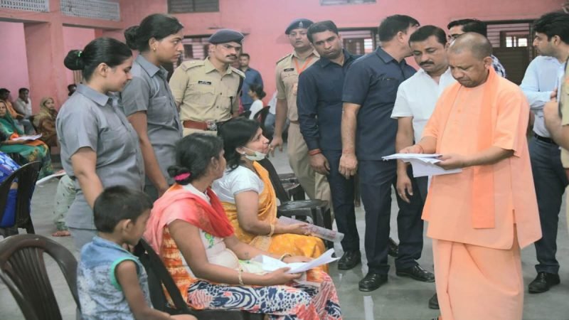 गोरखपुर में अध‍िकारियों पर भड़के सीएम योगी आद‍ित्‍यनाथ, पूछा- न‍िचले स्‍तर पर क्‍यों नहीं हो रहा समस्‍याओं का समाधान