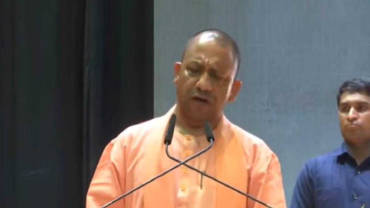यूपी में 80 हजार राशन कोटे की दुकानें जनसेवा केंद्र के रूप में करेंगी कार्य, गोरखपुर में मुख्‍यमंत्री योगी ने क‍िया योजना का शुभारंभ