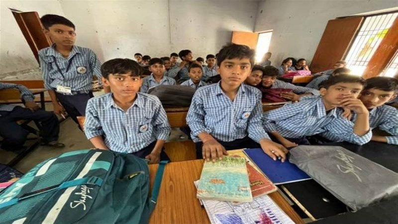 महाराष्‍ट्र सरकार को हाई कोर्ट की फटकार, कहा- हेलीपैड नहीं बल्‍क‍ि बच्‍चों को स्‍कूल जाने के लिए सड़कें हैं जरूरी