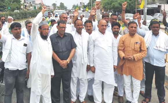 विभिन्न मांगों को लेकर उपजिलाधिकारी कार्यालय पर गरजे किसान