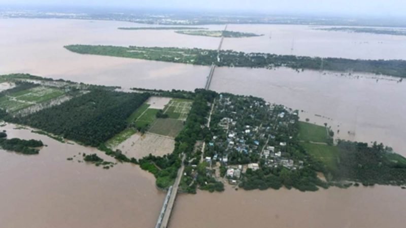 बाढ़ से कई राज्यों में बिगड़े हालात, असम में 2.10 लाख लोग घिरे, आंध्र में गोदावरी का रौद्र रूप