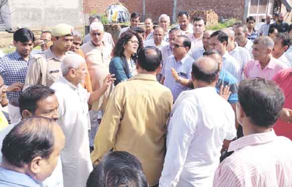 वार्ड 18 और 26 में गली-गली घूमी नगरायुक्त
