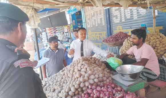 गोदाम सहित 50 दुकानों पर छापे, आठ दुकानों पर कार्रवाई