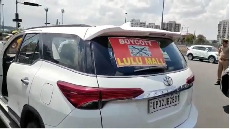 लखनऊ में थम नहीं रहा लुलु माल में नमाज पर विवाद, पुलिस कमिश्नर ने किया निरीक्षण; करणी सेना का विरोध जारी