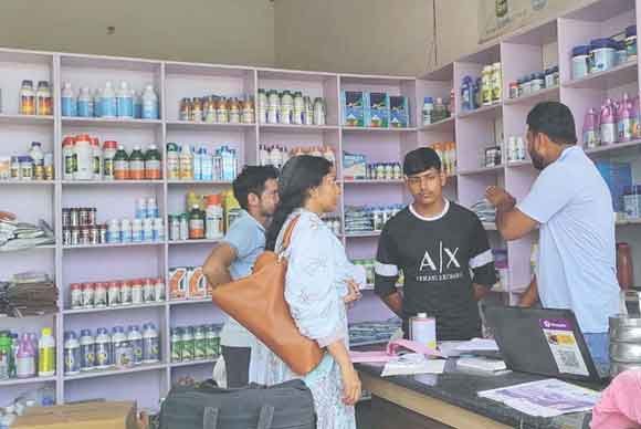 जिला कृषि रक्षा अधिकारी ने किया कीटनाशक रसायन की दुकानों का औचक निरीक्षण