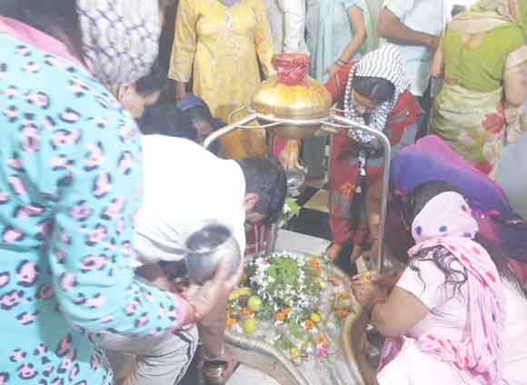 सोमवार के पहले सोमवार को शिवालयों में उमड़ा श्रद्धालुओं का सैलाब