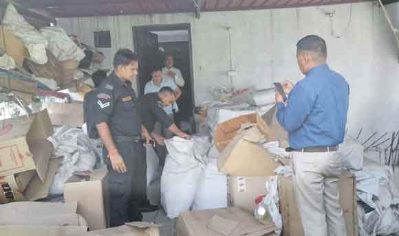 गोदाम और 20 दुकानों पर छापे, 14 हजार जुर्माना