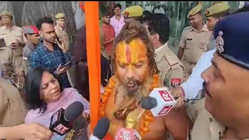 लखनऊ के लुलु माल के शुद्धिकरण के लिए पहुंचे अयोध्या के जगद्गुरु परमहंस दास को पुलिस ने हिरासत में लिया