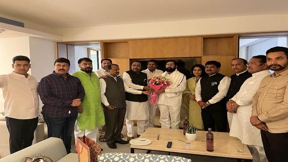 एकनाथ शिंदे से मिले श‍िवसेना के 12 सांसद, लोकसभा में अलग गुट के रूप में चाहते हैं मान्‍यता