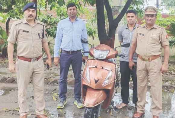 पुलिस ने की गैंगस्टर एक्ट अधिनियम के तहत आरोपी स्कूटी कुर्क