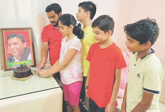 बच्चों ने भी समाजवादी दिवस के रूप में मनाया अखिलेश का जनमदिन