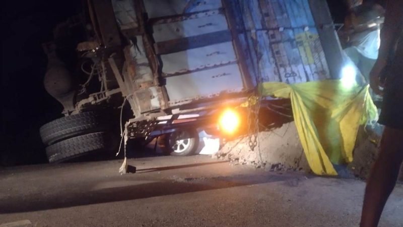 रायबरेली में भीषण सड़क हादसा : चलती कार पर पलटा राख लदा डंपर, दो मासूमों समेत पांच की मौत