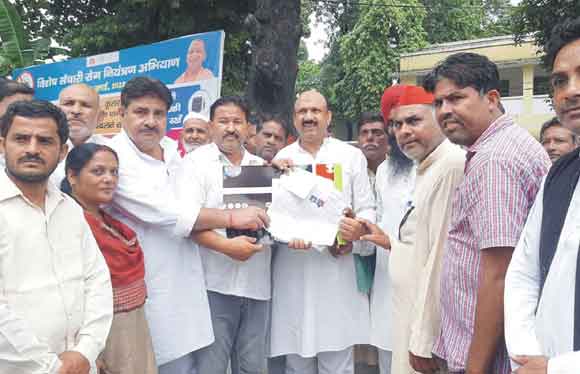 सपा-रालोद गठबंधन प्रत्याशी अवनीश त्यागी ने किया नामांकन दाखिल