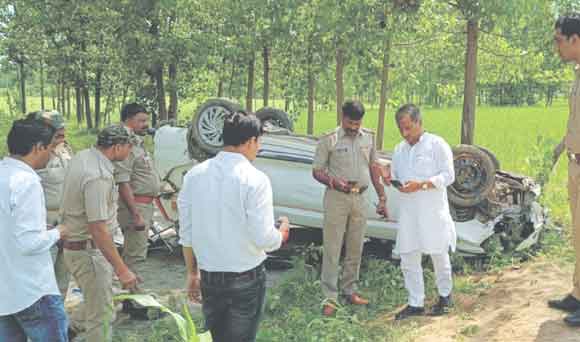 अनियंत्रित होकर कार पलटी, दो महिलाओं समेत तीन घायल