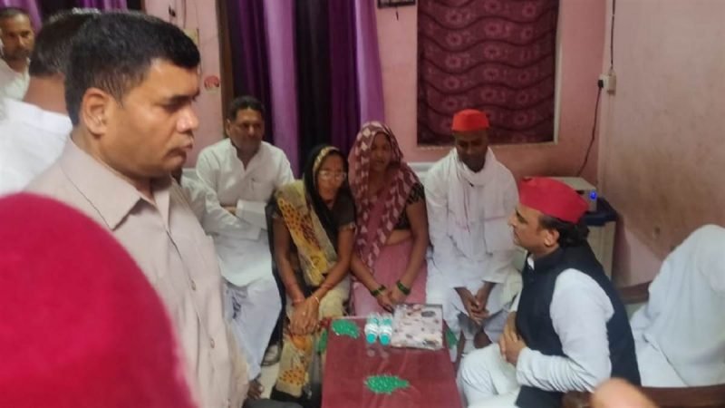 कन्नौज में अखिलेश का तंज, कहा- जनता के हित में नहीं बल्कि अपने लिए काम कर रही यूपी सरकार