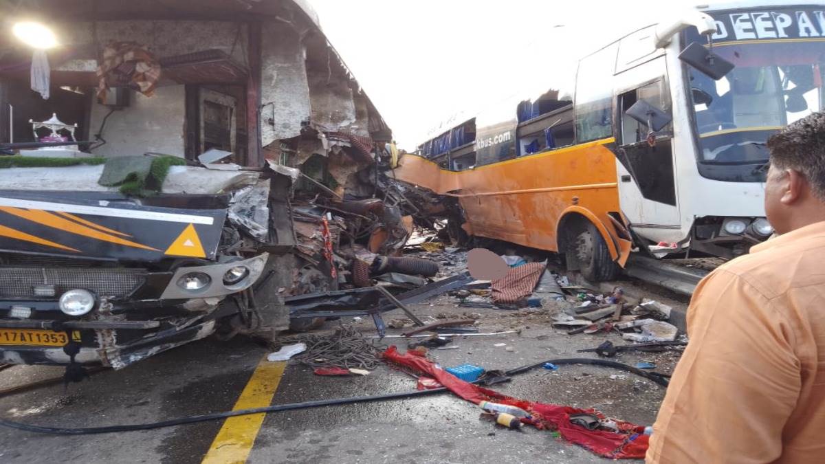 यूपी के बाराबंकी में पूर्वांचल एक्सप्रेसवे पर भीषण हादसा, आठ लोगों की मौके पर ही मौत; 18 घायल