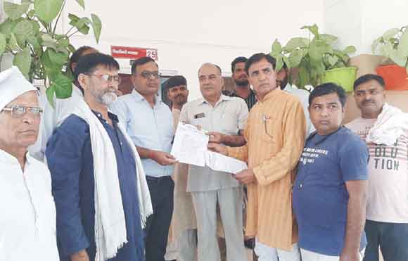जिला मुख्यालय पर गरजे भाकियू वर्मा के कार्यकर्ता, सौंपा ज्ञापन