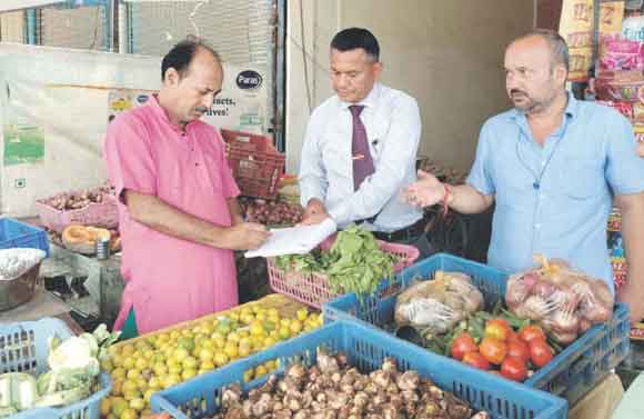 बीस दुकानों पर छापे, चार पर मिली प्रतिबंधित पॉलिथीन