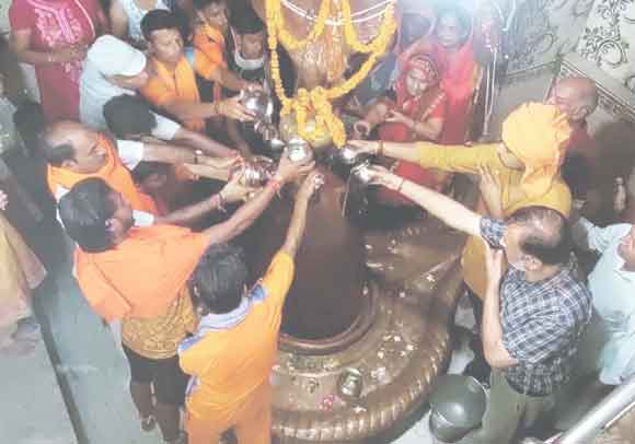 बम-बम भोले के जयकारों के बीच किया भगवान शिव का जलाभिषेक